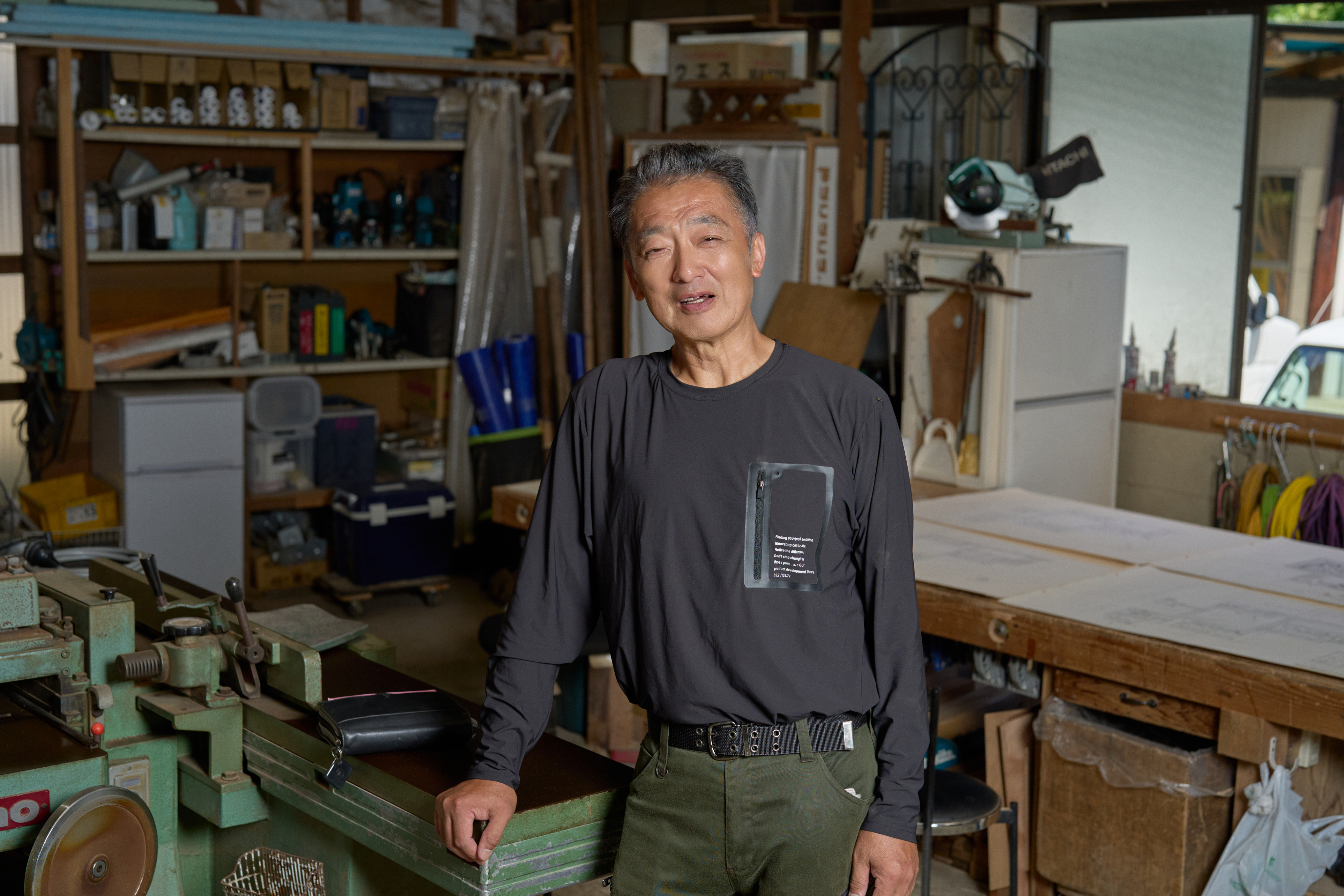 木材を加工する代表の照井