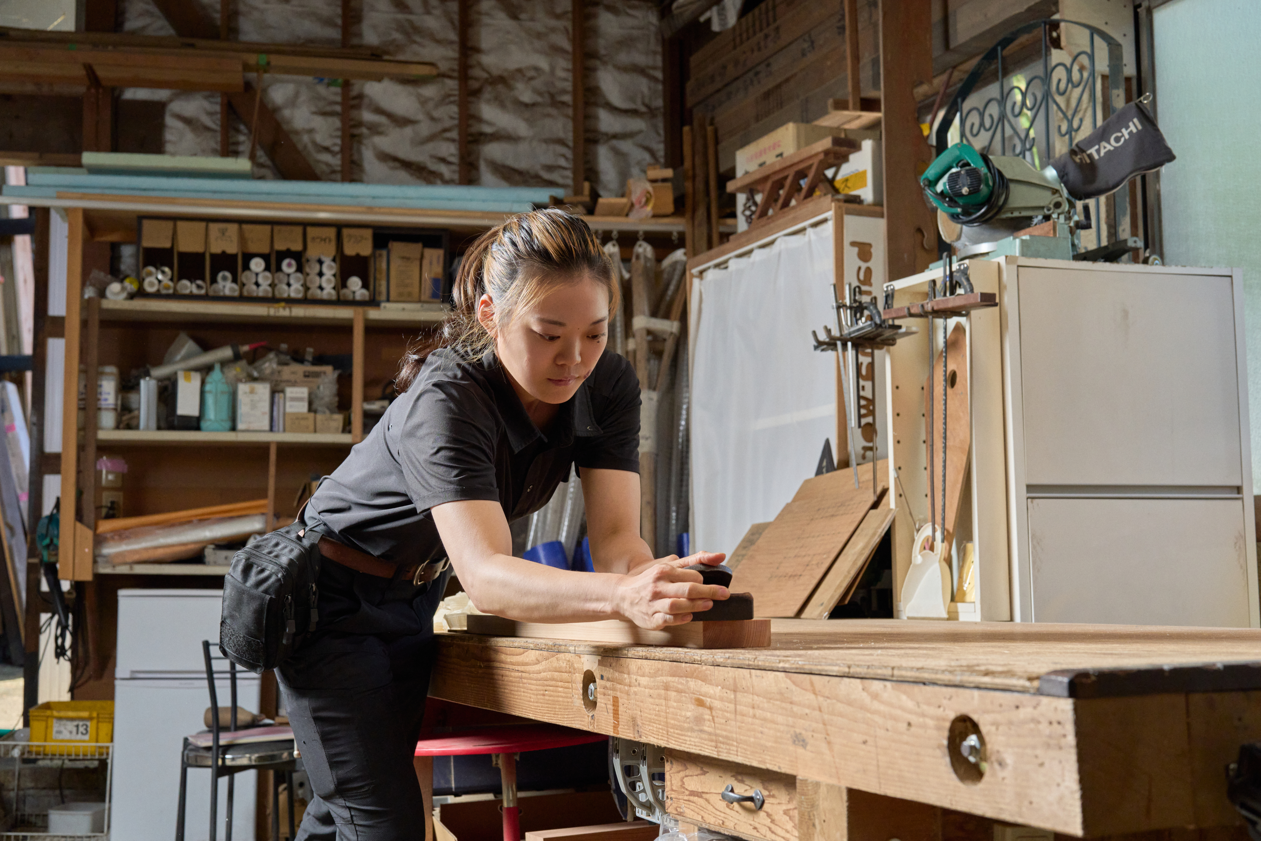 作業場で木材を加工するスタッフ
