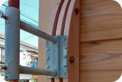 木材と金具を組み合わせた施工例