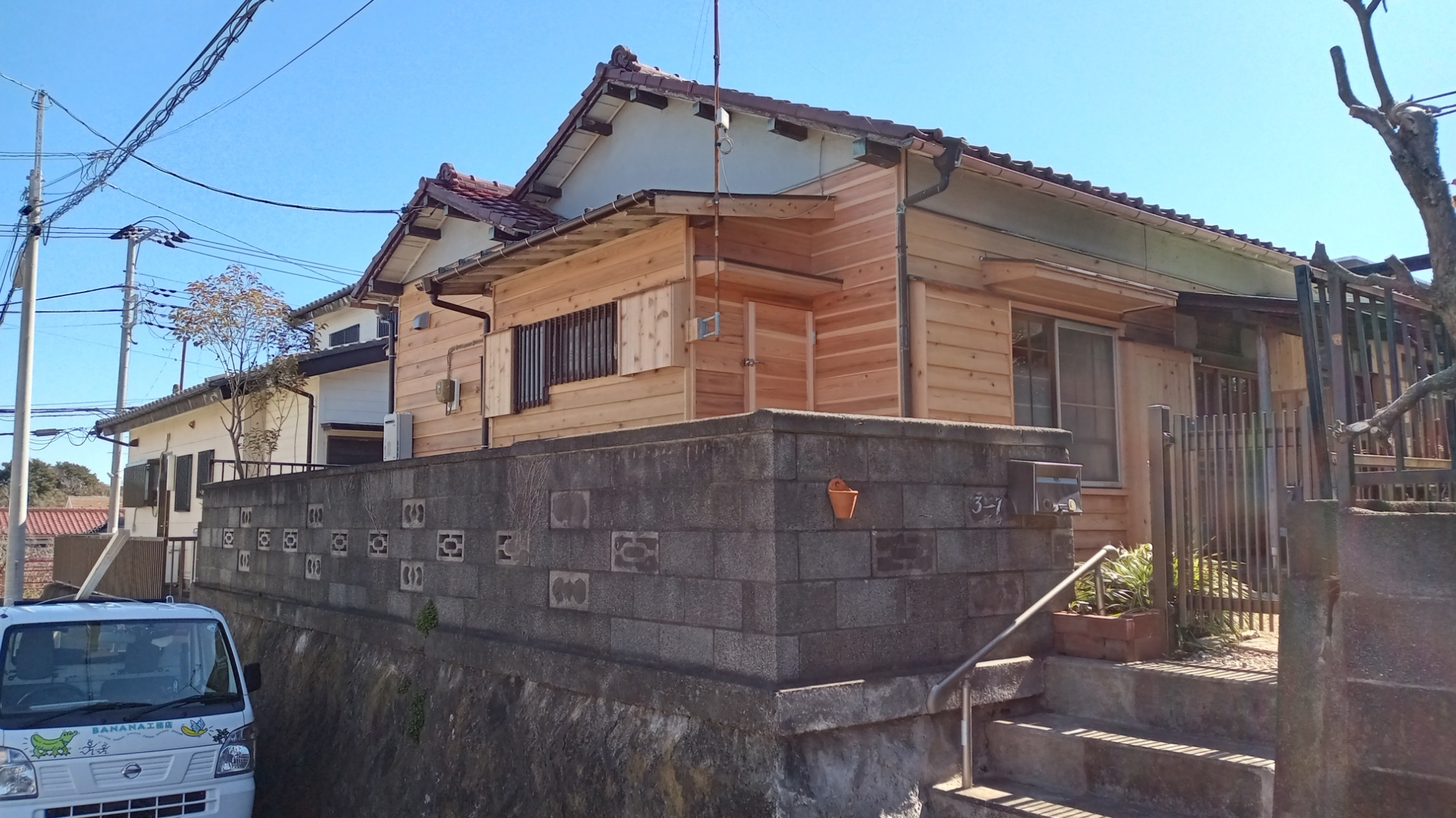杉板の上張りで外観を一新 三浦市S邸